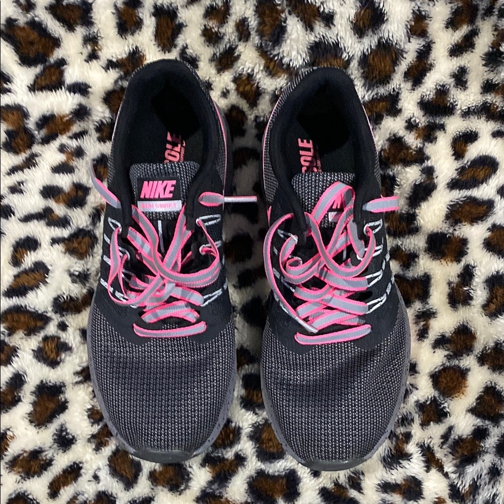 Nike Women's Black and Pink Running Shoes
